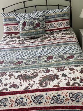 Paisley Stripe Full/Queen Quilt Set - 1 Quilt, 2 Standard Shams, 1 Pillow Cover